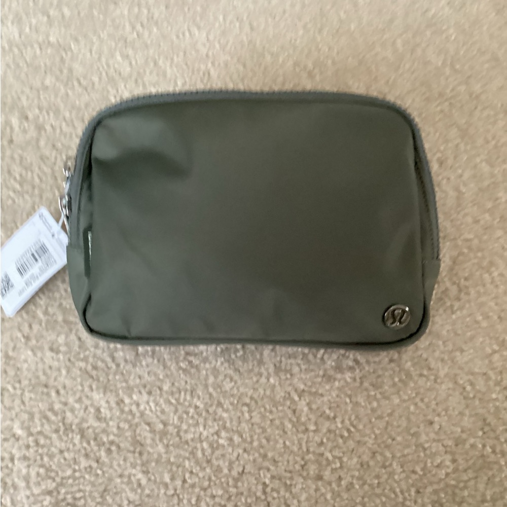 Lululemon Everywhere Belt Bag Large (2L) in Grey Sage